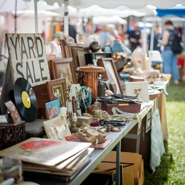Retrouvez le vide-greniers sur le parking du centre commercial LECLERC