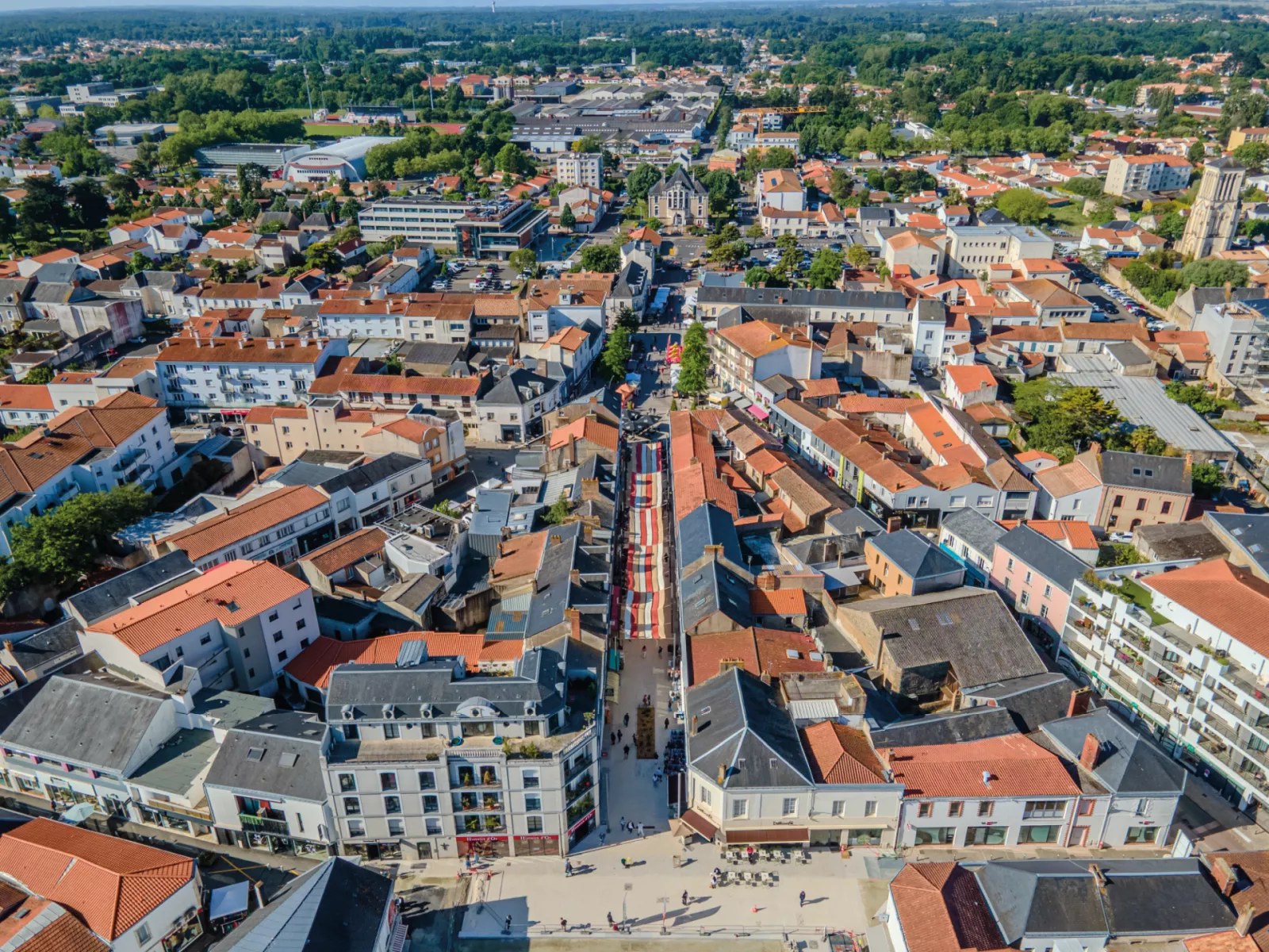 Photo aérienne par drone de la braderie organisée par l'association Challans je T'aime en mai 2025.